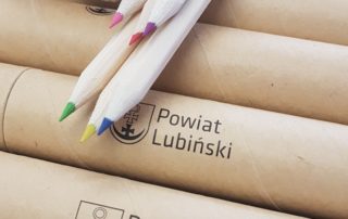 Gadżety w formie kredek z nadrukiem dla Powiatu Lubińskiego