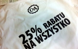Koszulki bawełniane z nadrukiem C&A - znakowanie odzieży